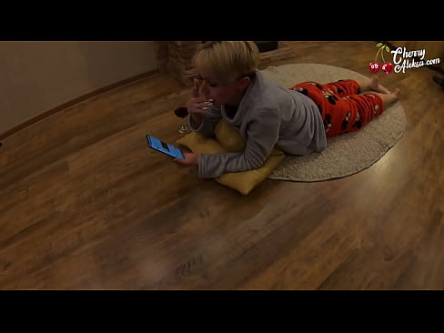 ❤️ Luda plavuša sisa ogroman kurac sisa i poskakuje na njemu - analni seks ️ Jebeni video kod nas ❌️❤